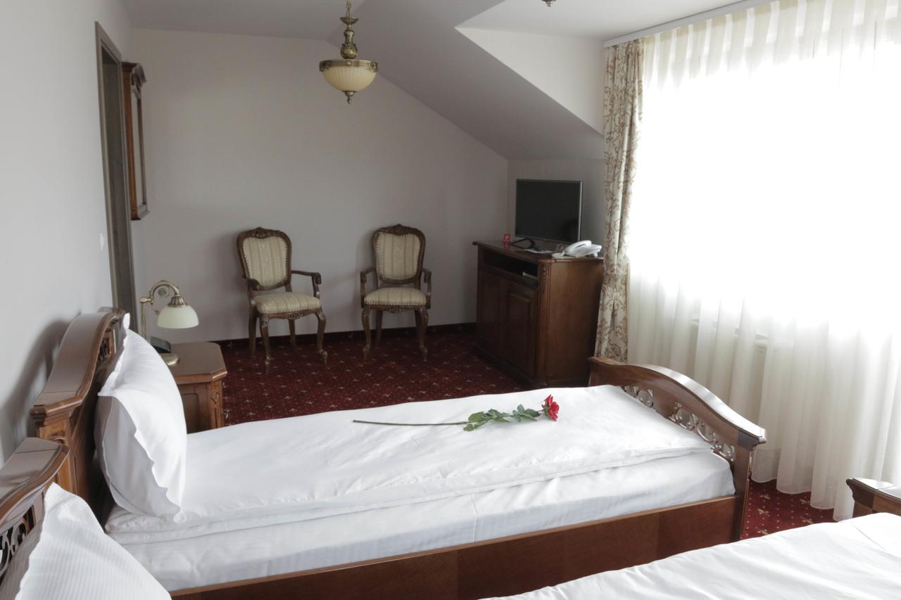 Hotel Slavia Salonta 外观 照片
